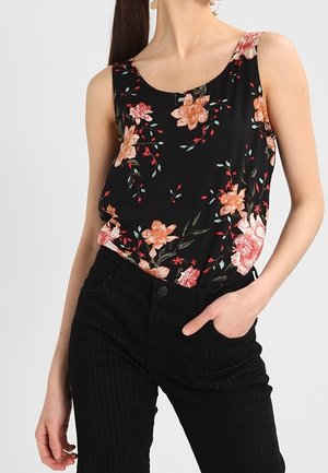 Czarny top na ramiączkach z kwiatowym nadrukiem w odcieniach brzoskwini i zieleni. Wykonany z lekkiej tkaniny, z szerokim dekoltem i bez rękawów.