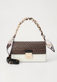 Bruin en crème gekleurd handtasje met geometrisch patroon, voorzien van een gouden ketting en sjaalaccenten, met een voorste sluiting en een afneembare zwarte riem.