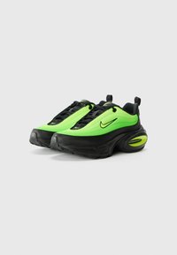 Nike sportiniai batai neoninės žalios ir juodos spalvos. Išsiskiria stilingu dizainu, tekstūruota viršutine dalimi, juodomis raištelėmis ir išskirtine oro pagalvės padu.