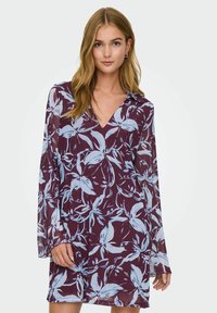 Sügav burgundi värvi lilleline kleit V-kaeluse, pikkade varrukate ja sinise lillepatterniga. Kerge, voogav kangas ja mugav lõige.