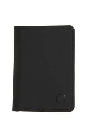 Cartera de cuero negro con una textura suave, forma rectangular y esquinas redondeadas. Presenta un sutil detalle del logo en la esquina inferior derecha.