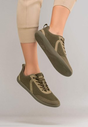 Groene mesh sneakers met een lage profiel, ronde neus en vetersluiting. Voorzien van subtiele contrasterende accenten en een getextureerde rubberen zool.