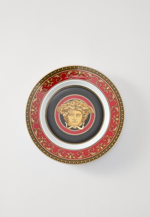 Porzellanteller mit schwarzem Zentrum und goldenem Medusa-Design, umgeben von einem roten und goldenen verzierten Rand.