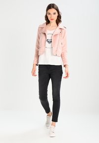 Jennyfer Bunda z umělé kůže - light pink