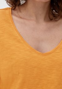 s.Oliver LONGSLEEVE MET SLUBSTRUCTUUR - Langarmshirt - honiggelb