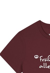 Burgunderfarbene Baumwolle-T-Shirt mit kurzen Ärmeln, mit dem weißen Text "Frühstück für alle" auf der Vorderseite bedruckt. Klassischer runder Ausschnitt.