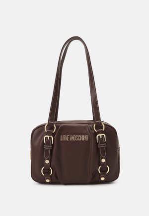 Brun skuldertaske i læder med guldlåse, dobbelte stropper og "LOVE MOSCHINO"-logo i gyldne bogstaver på forsiden.