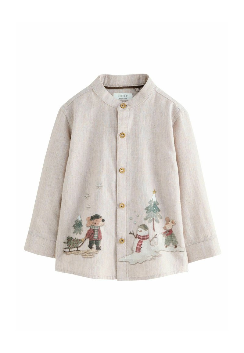 Chemise beige clair avec un col mandarin, ornée d'une broderie représentant une scène d'hiver avec des animaux, fermeture à boutons et texture douce.
