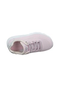 Scarpa sportiva rosa chiaro con tomaia liscia e perforata, dettagli riflettenti e suole testurizzate; presenta lacci piatti e un colletto imbottito.