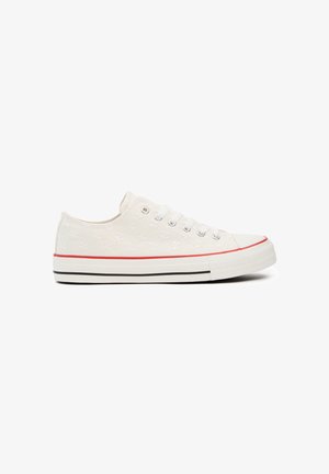 Zapatillas de lona blancas con un patrón floral, acento rojo en la suela, puntera redonda y franja negra, con cinco ojales y cordones blancos.