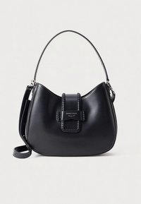 Borsa a mano in pelle nera con una forma curva, caratterizzata da un dettaglio di tracolla intrecciata e una chiusura anteriore. Include una lunga tracolla regolabile.