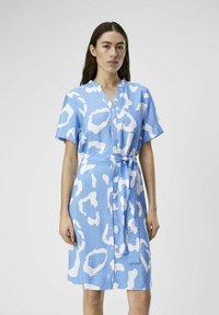 Blaues Hemdblusenkleid mit weißem Leopardenmuster, kurzen Ärmeln, V-Ausschnitt und einem Bindegürtel. Glatte Textur und knielanges Design.