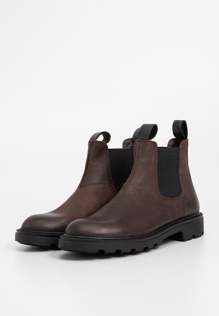 Braune Chelsea-Stiefel aus Leder mit elastischen Seitenteilen, runder Zehenpartie und schwarzer Gummisohle. Mit Ziehschlaufen für einfaches An- und Ausziehen.