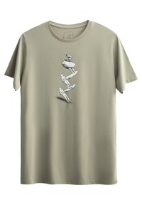 Olijfgroen katoenen T-shirt met een zwart grafisch ontwerp van opgestapelde figuren en stenen aan de voorkant. Korte mouwen ontwerp.