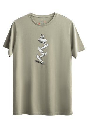 Olijfgroen katoenen T-shirt met een zwart grafisch ontwerp van opgestapelde figuren en stenen aan de voorkant. Korte mouwen ontwerp.