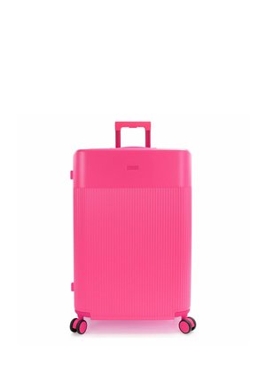 Maleta rígida de color rosa brillante con la mitad inferior texturizada, cuatro ruedas giratorias dobles y asa telescópica extendida.