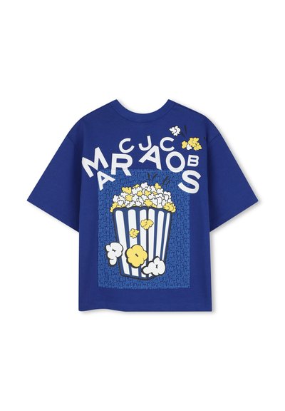 Μπλε κοντομάνικο T-shirt με σχέδιο κουβά ποπκόρν και διασκορπισμένα γράμματα που σχηματίζουν το "MARC JACOBS" μπροστά.