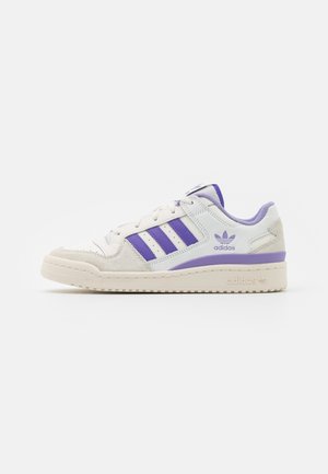 Biało-fioletowy niski sneaker Adidas z trzema paskami po bokach i logo Adidas na pięcie oraz języku, na jednolitym tle.
