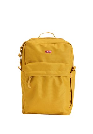 Mochila amarilla Levi's con asa superior, bolsillo delantero con cremallera, bolsillos laterales y logotipo rojo de Levi's centrado en el panel frontal superior.