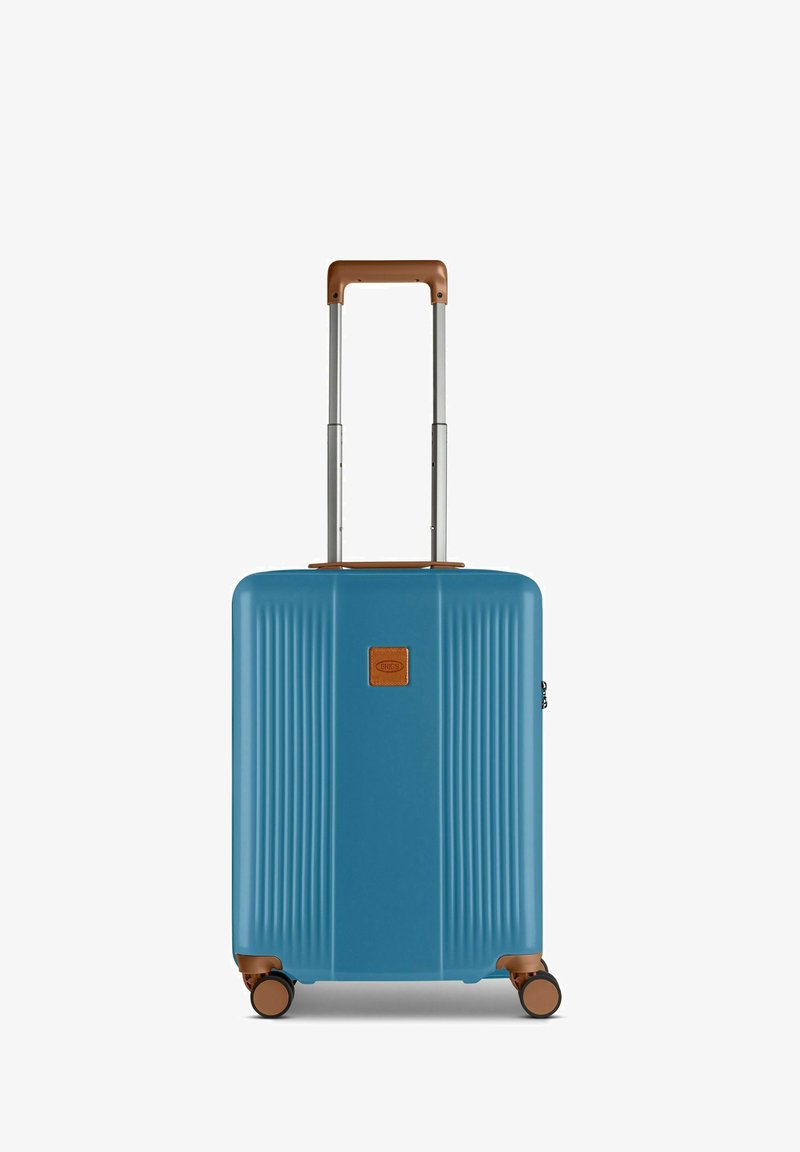 Valigia rigida blu con design a righe verticali, manico superiore marrone, manico telescopico silver e quattro ruote per una facile mobilità.