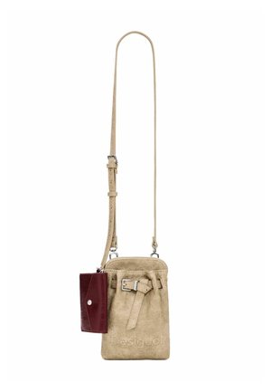 Kleine beige crossbody tas met gespdetail en aangehechte donkerrode portemonnee, verstelbare band en zilverkleurige hardware.