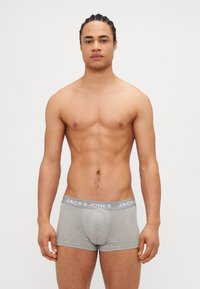 Graue Baumwollboxershorts mit einem elastischen Bund, der mit weißem "JACK & JONES"-Branding versehen ist, körperbetontem Design und glatter Textur.