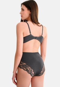 Ensemble de lingerie gris foncé comprenant un soutien-gorge en tissu lisse avec des bretelles réglables et un bas taille haute souligné de détails en dentelle.