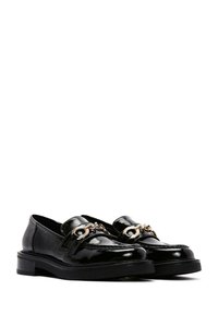 Schwarze Lackleder-Loafer mit runder Zehenpartie, flachem Absatz und dekorativer goldener Hardware an der Vorderseite. Glatte Textur und elegantes Design.
