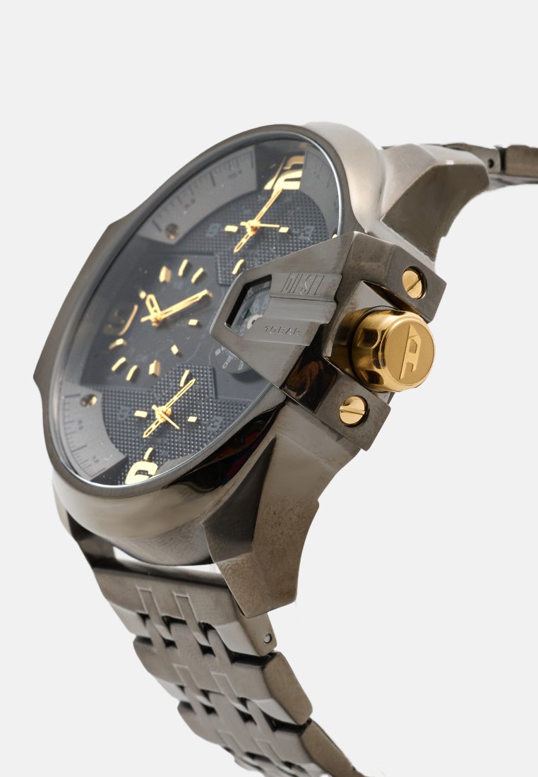 Montre analogique avec un cadran noir, des accents dorés et un boîtier en métal brossé. Présente un bracelet texturé et un détail distinct sur la couronne.