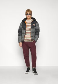 Nike Sportswear M NSW - Casaco de inverno - black/smoke grey/iron grey/safety orange