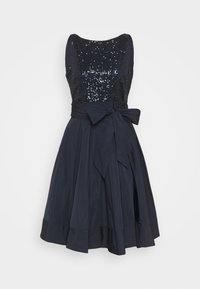 Navy klänning med en bodice prydd med paljetter, en figurnära midja med en slinga, och en utsvängd kjol med veckade detaljer.