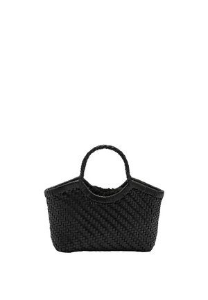 Czarna pleciona torebka z okrągłymi, plecionymi uchwytami i lekko zakrzywioną górną krawędzią, na białym tle.