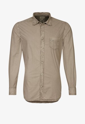 Camisa beige de manga larga con botones, bolsillo en el pecho y cuello clásico, fabricada con tela ligera.
