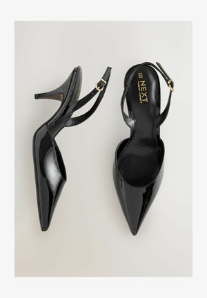 Mustat patenttinahasta slingback-korot, joissa on terävät kärjet ja siro korko. Varustettu säädettävällä hihnalla, jossa on kullanvärinen solki.