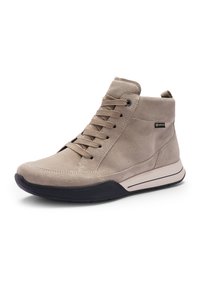 Beige Wildleder-High-Top-Sneaker mit Schnürung vorne, schwarzer Gummisohle und Gore-Tex-Label an der Seite für Wasserdichtigkeit.