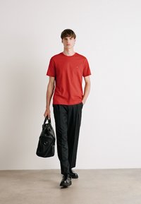 Tommy Hilfiger ESSENTIAL TEE - Základné tričko - dark magma