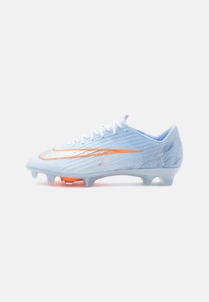Chaussure de football bleu clair avec des lacets blancs, un logo swoosh orange et des crampons moulés sur la semelle, vue de côté sur fond blanc.