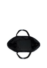 Čierna taška s hladkými koženými držadlami a priestranným vnútrom. Obsahuje odnímateľný čierny zipsový puzdro a mäkké podšívku.