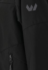 Svart vattentät jacka med en slät textur. Har en dragkedjeficka och en logotyp på ärmen. Strukturerad design med sydda sömmar.