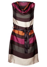 Robe sans manches avec des rayures horizontales en violet foncé, orange, beige et crème ; col drapé, taille cintrée avec une ceinture en satin.