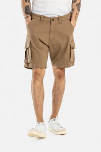 Pantalones cortos cargo en color caqui, fabricados en algodón, con dos bolsillos frontales y dos bolsillos laterales tipo cargo. Textura suave con un corte recto y estilo informal.