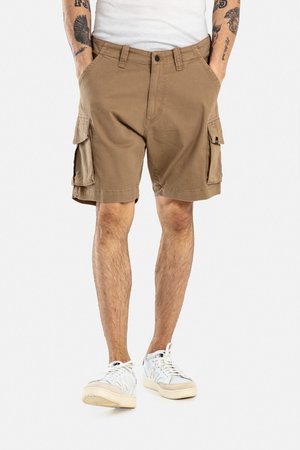 Beige Cargo-Shorts aus Baumwolle mit zwei vorderen Taschen und zwei seitlichen Cargo-Taschen. Glatte Textur mit geradem Schnitt und lässigem Stil.