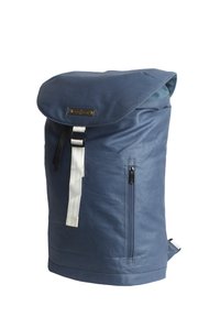 Sac à dos bleu en tissu durable, doté d'un design à rabat, d'une poche zippée à l'avant, d'une sangle blanche et d'accents en matériel foncé.