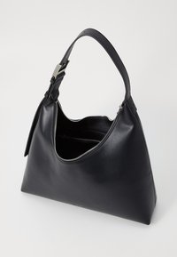 Borsa a tracolla in pelle nera con forma hobo, dotata di chiusura zip e una singola tracolla. Texture liscia con una leggera lucentezza.