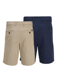 Deux paires de shorts décontractés pour hommes en beige et bleu marine, montrés de dos avec des poches arrière boutonnées et des passants pour ceinture.