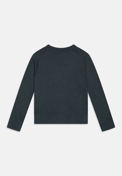 Donkerblauwe sweatshirt met lange mouwen, geribbelde boorden, ronde hals en een zachte textuur. Heeft raglanmouwen en een eenvoudig ontwerp.
