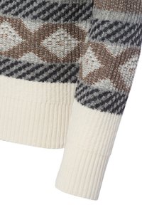 Sweter dzianinowy z teksturowanym, geometrycznym wzorem w odcieniach szarości, czerni i brązu, z kremowym ścięciem i mankietami.