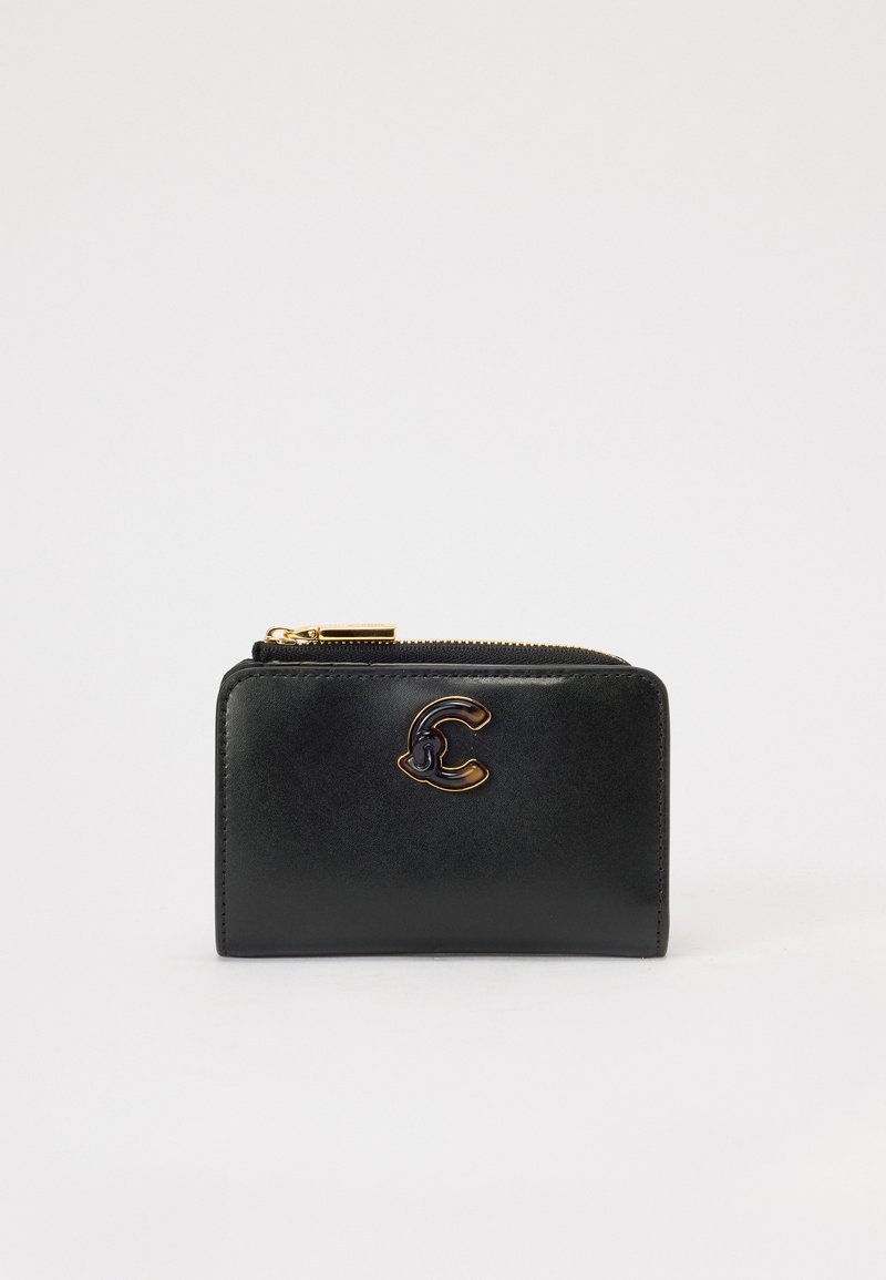 Cartera de cuero negro con cierre de cremallera y acento de logotipo en tono dorado. Textura suave con forma rectangular y esquinas redondeadas.