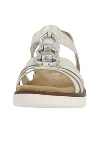 Sandalo beige con cinturini e dettagli in argento, dotato di soletta imbottita, suola flessibile e tomaia testurizzata per un comfort e supporto migliorati.