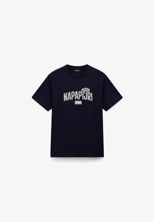 T-shirt in cotone blu navy con maniche corte, presenta il logo bianco "NAPAPIJRI" e ulteriori dettagli sulla parte anteriore. Collo girocollo classico.